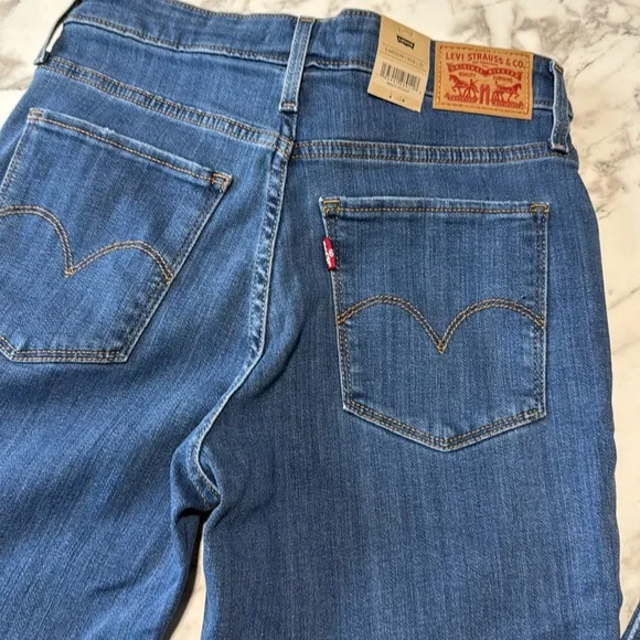 24 HR SALE ONLY Levi’s High Rise Hypersoft Jeans - Picture 2 of 6